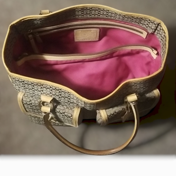 Coach Brown and Tan Large Signature Laptop bag (NEEDS  MINOR HANDLE REPAIR) - Picture 2 of 16